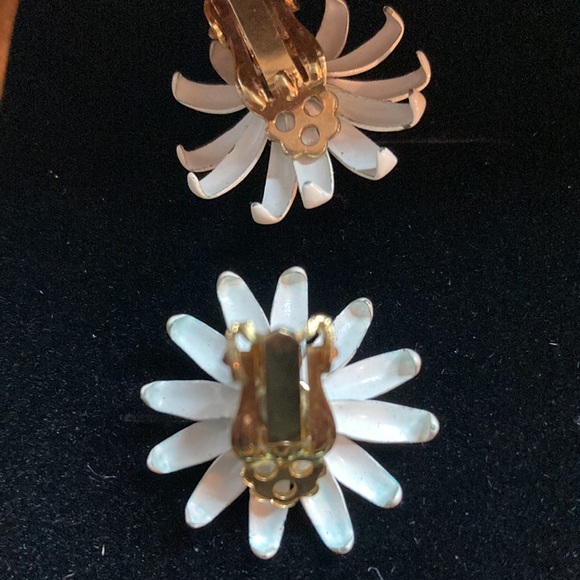 Vintage 1960’s earings/ clip on - Picture 5 of 11